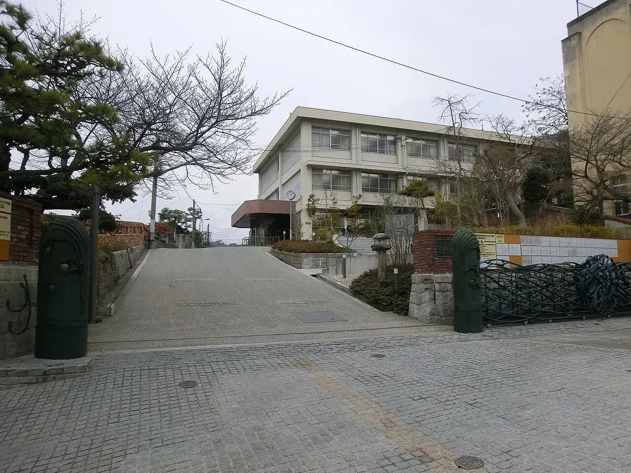 広島県立尾道東高等学校の校舎・学校敷地