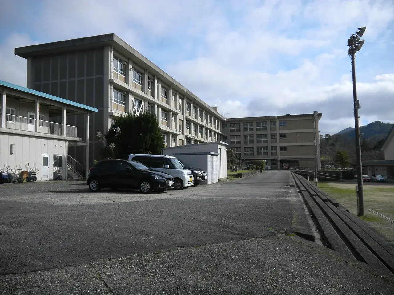 広島県立向原高等学校の校舎・学校敷地