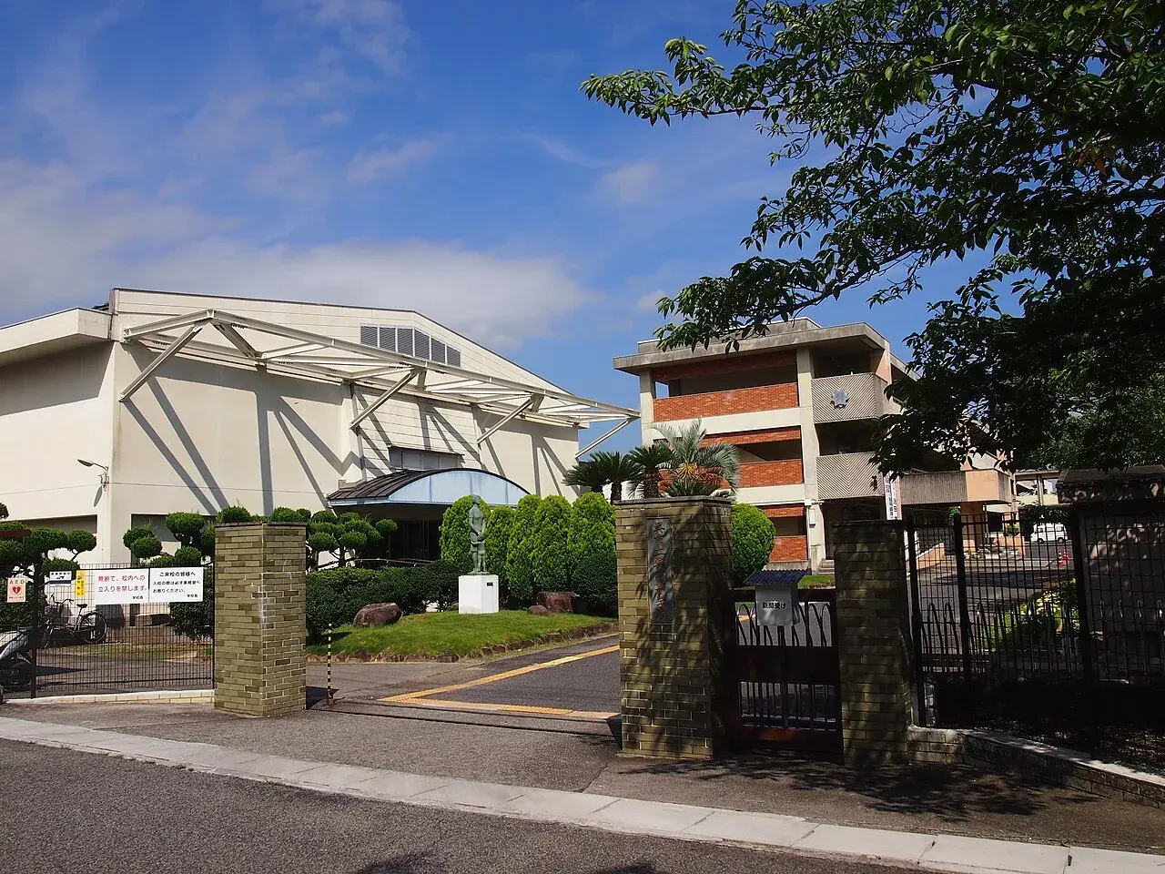 呉市立呉高等学校の校舎・学校敷地