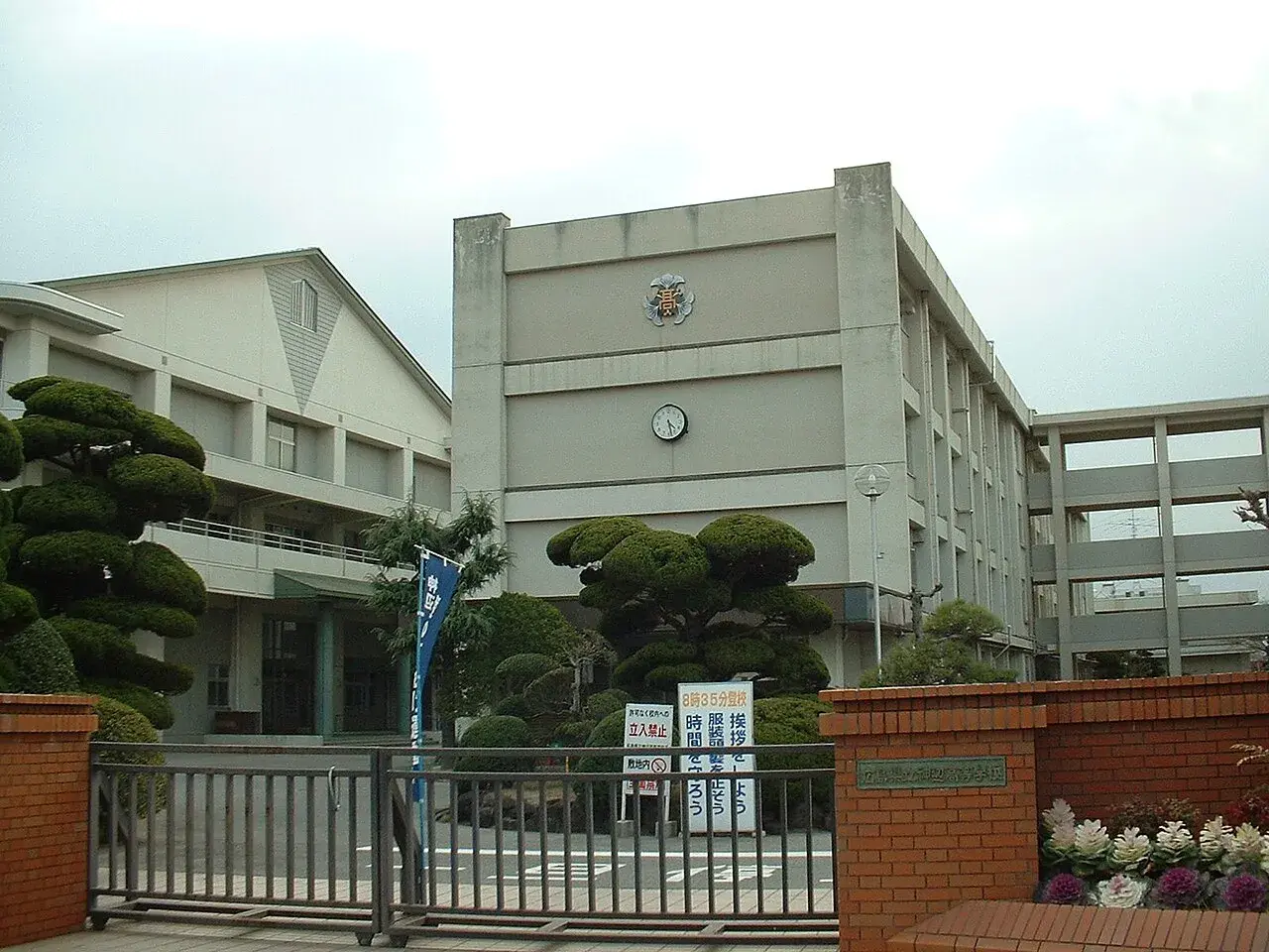 広島県立神辺高等学校の校舎・学校敷地
