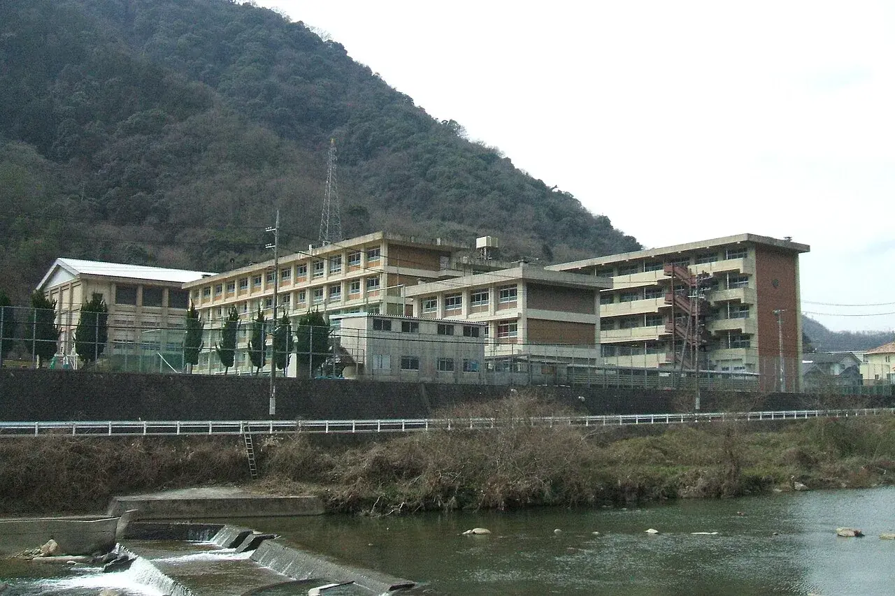 広島県立河内高等学校の校舎・学校敷地