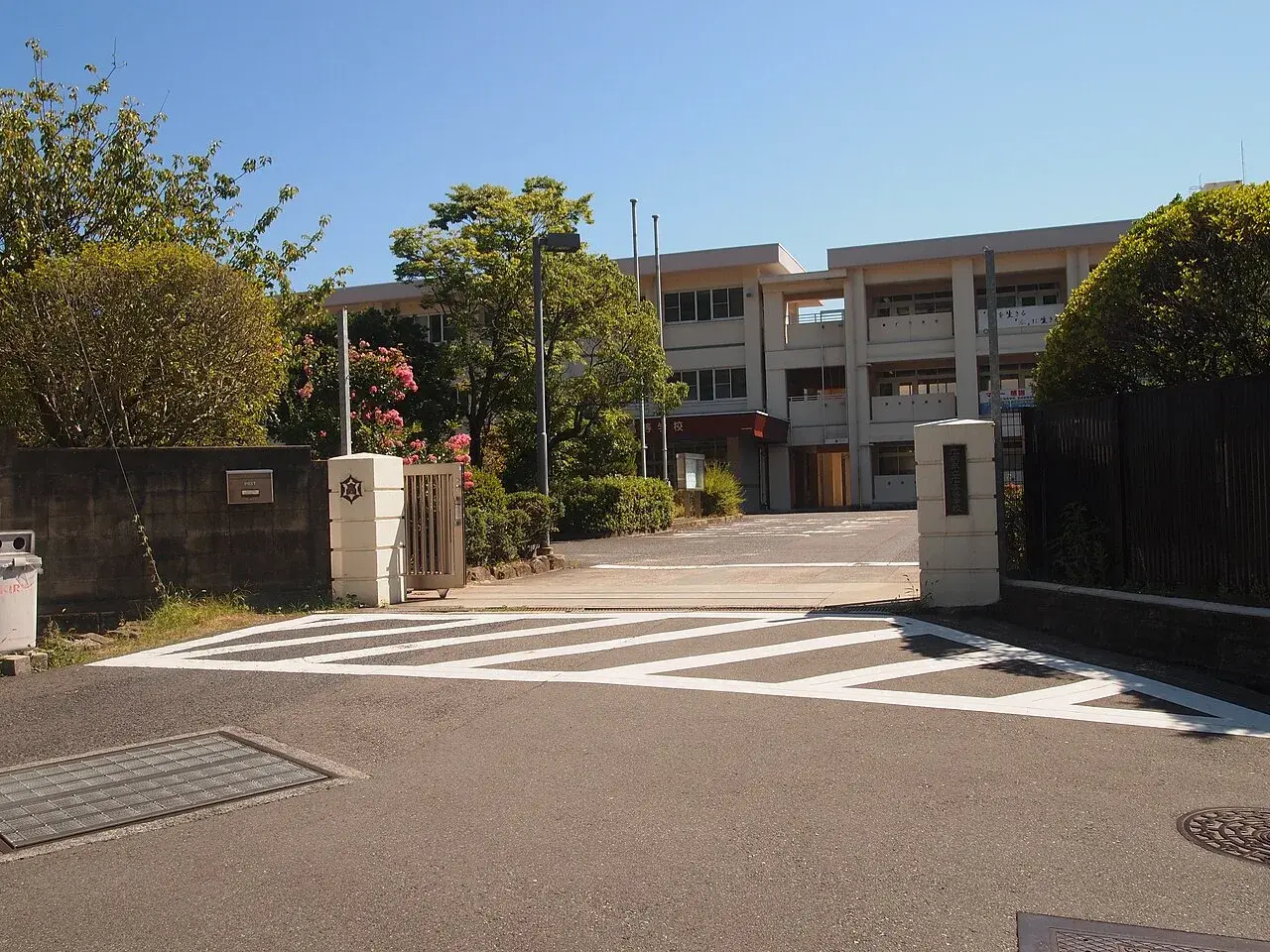 広島県立広高等学校の校舎・学校敷地