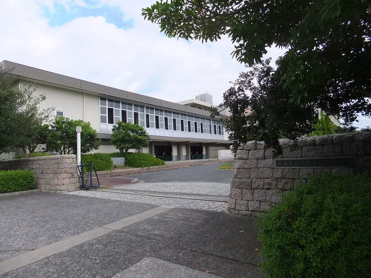 広島県立広島井口高等学校の校舎・学校敷地