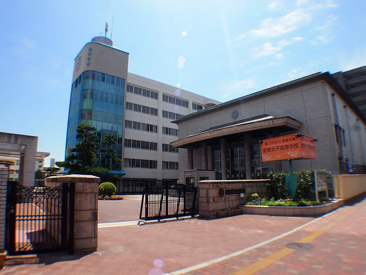 進徳女子高等学校の校舎・学校敷地
