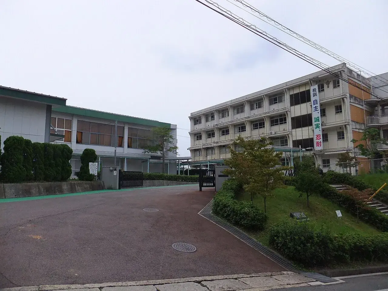 広島市立広島商業高等学校の校舎・学校敷地