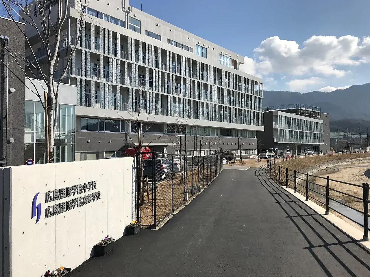 広島国際学院高等学校の校舎・学校敷地