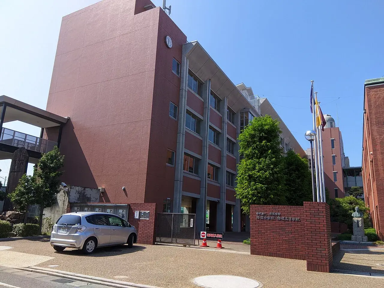 修道高等学校の校舎・学校敷地