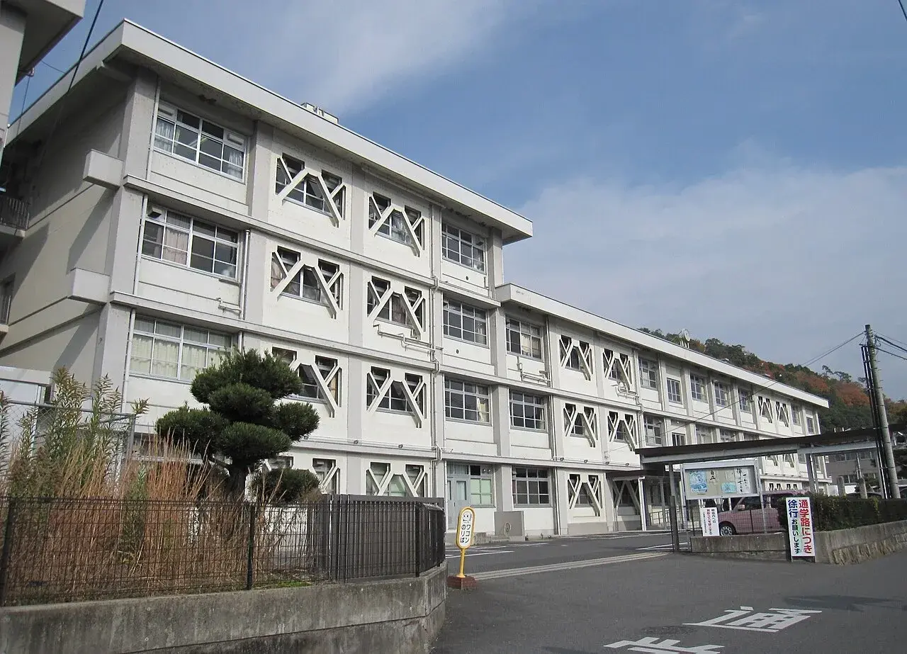 広島県立吉田高等学校の校舎・学校敷地