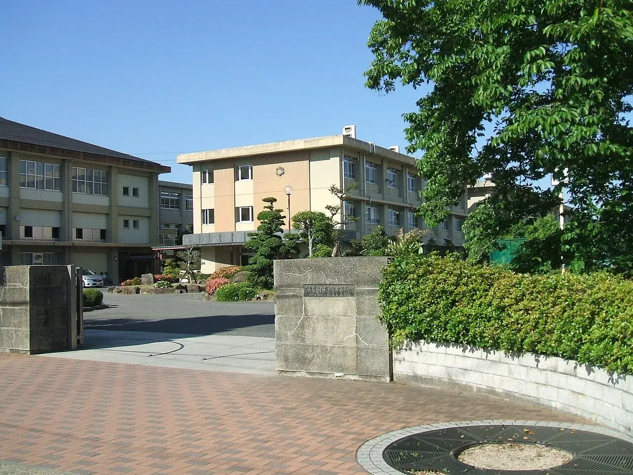 広島県立庄原格致高等学校の校舎・学校敷地