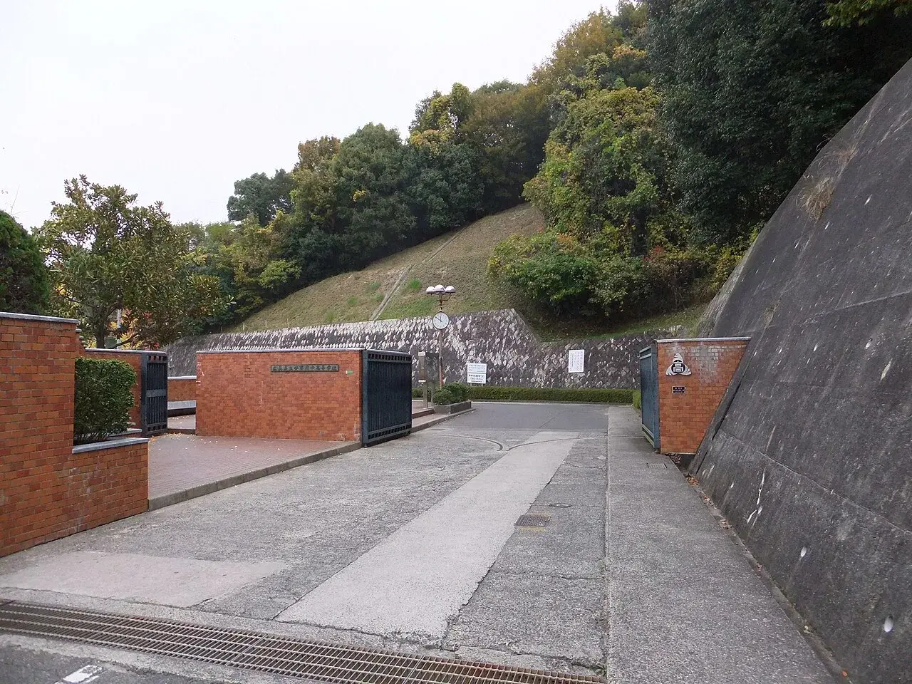 広島県立安芸府中高等学校の校舎・学校敷地