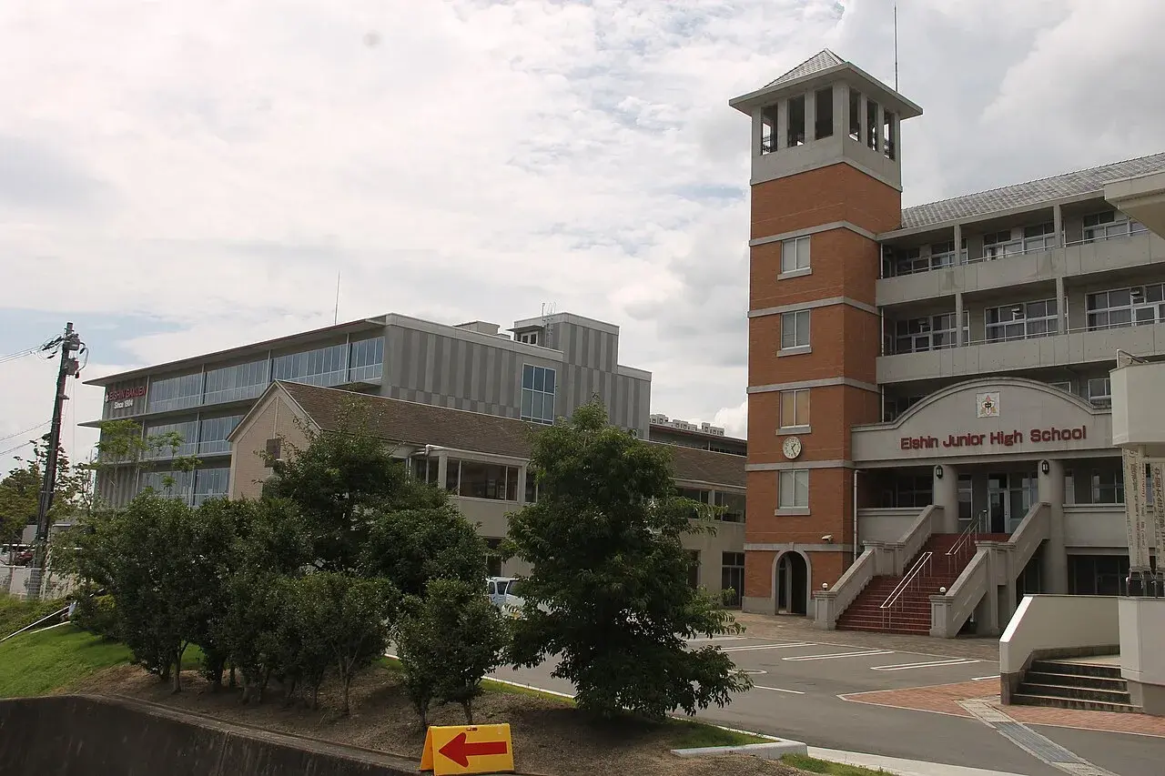 盈進高等学校の校舎・学校敷地
